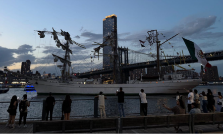 Choca Velero Cuauhtémoc con base del Puente de Broklyn